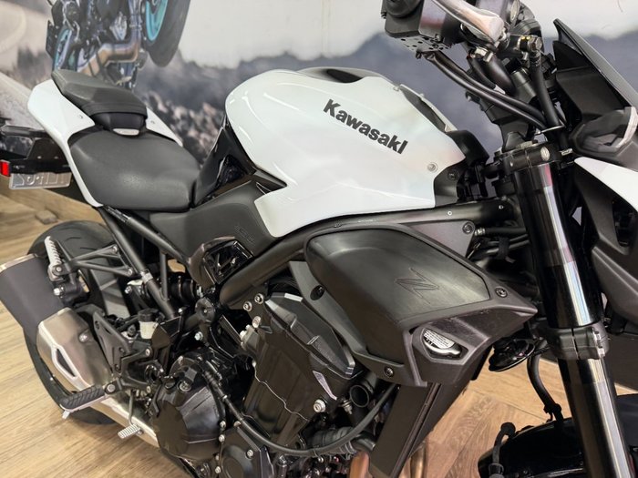 2026 Kawasaki Z900 (ZR900) WHITE