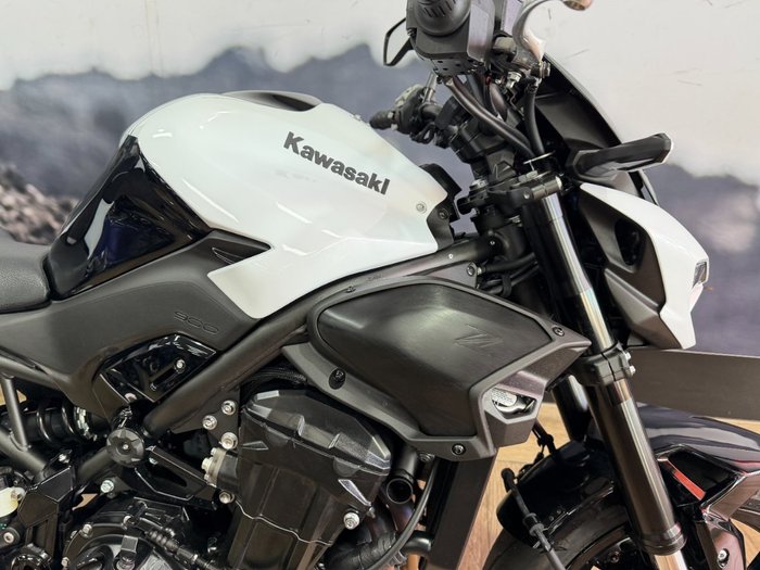 2026 Kawasaki Z900 (ZR900) WHITE