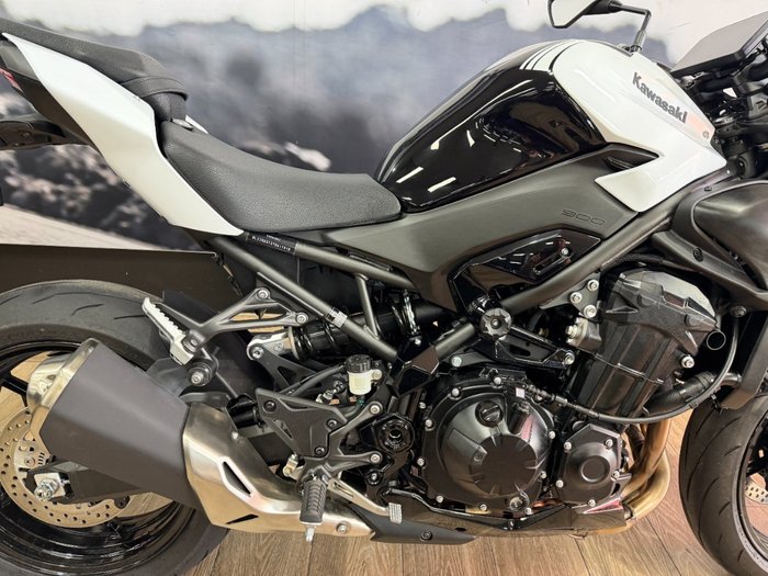 2026 Kawasaki Z900 (ZR900) WHITE