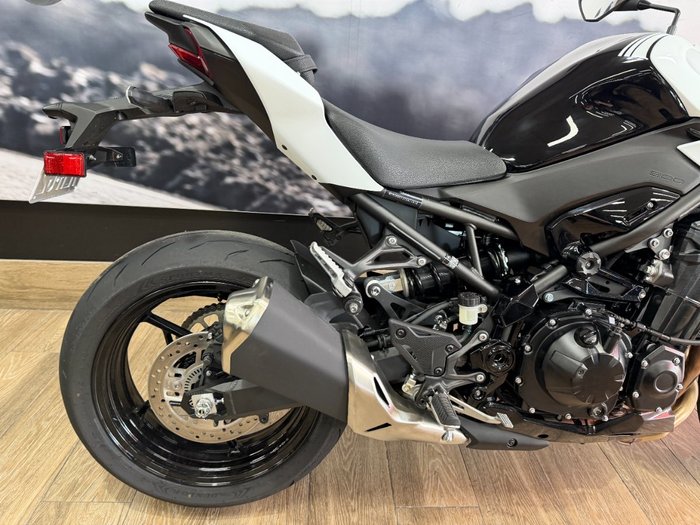 2026 Kawasaki Z900 (ZR900) WHITE