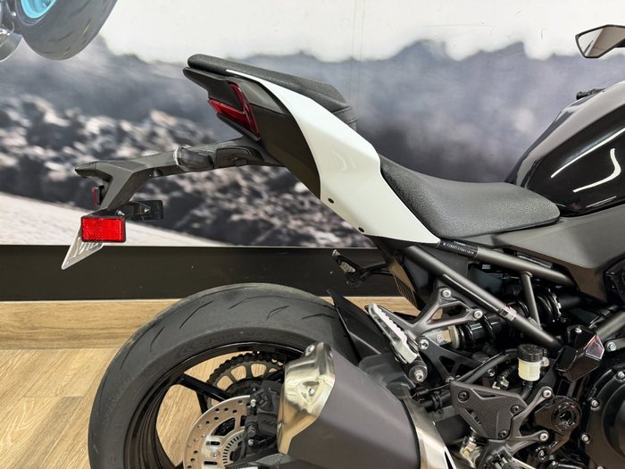 2026 Kawasaki Z900 (ZR900) WHITE