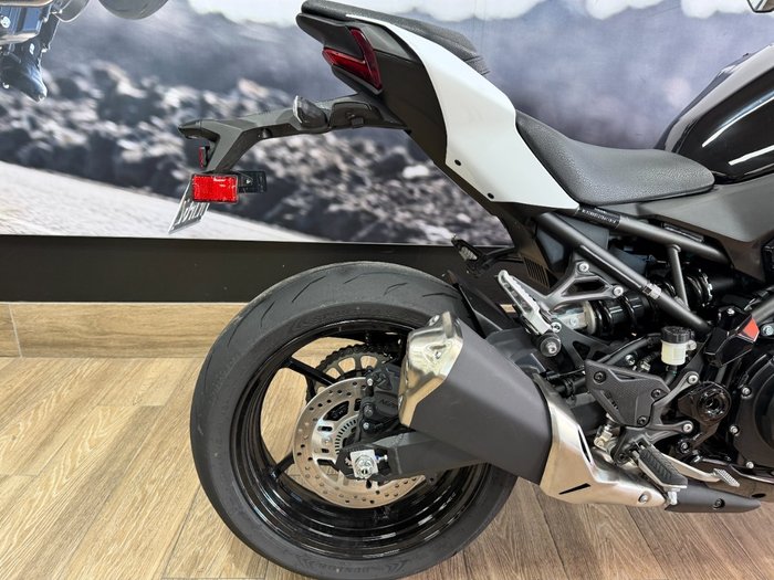 2026 Kawasaki Z900 (ZR900) WHITE
