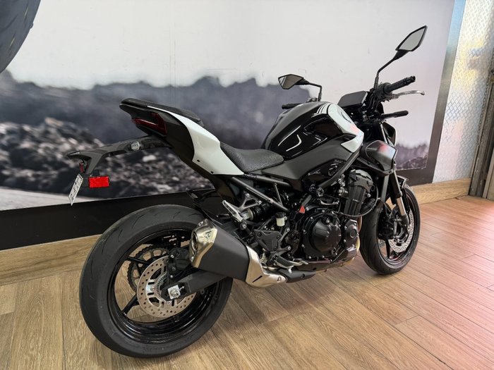 2026 Kawasaki Z900 (ZR900) WHITE