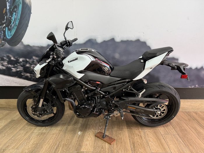 2026 Kawasaki Z900 (ZR900) WHITE