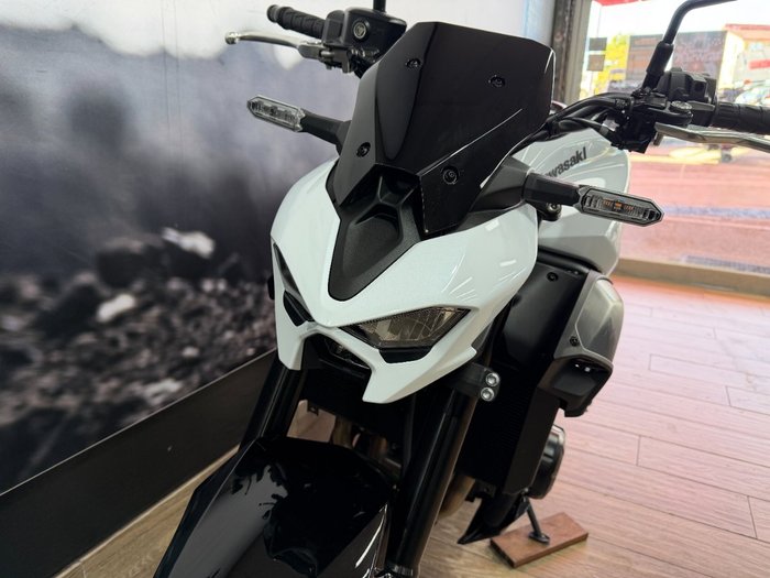 2026 Kawasaki Z900 (ZR900) WHITE