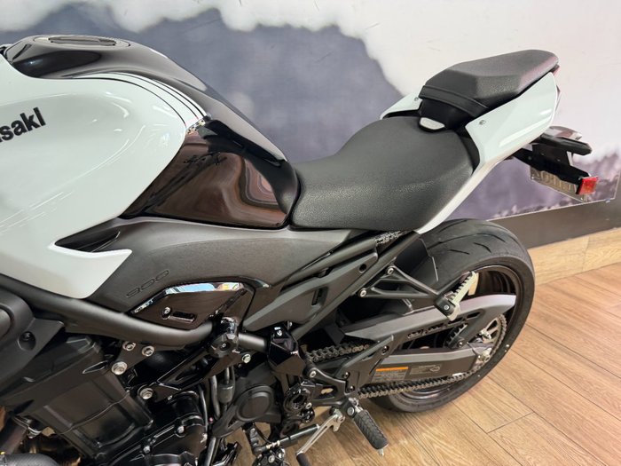 2026 Kawasaki Z900 (ZR900) WHITE