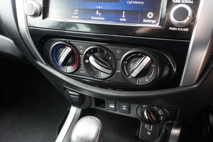 2022 Nissan Navara SL