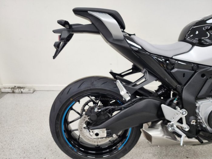 2025 CFMOTO 675 SR-R NEBULA BLACK