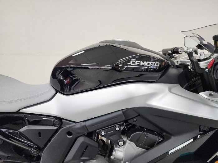 2025 CFMOTO 675 SR-R NEBULA BLACK