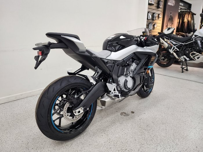 2025 CFMOTO 675 SR-R NEBULA BLACK