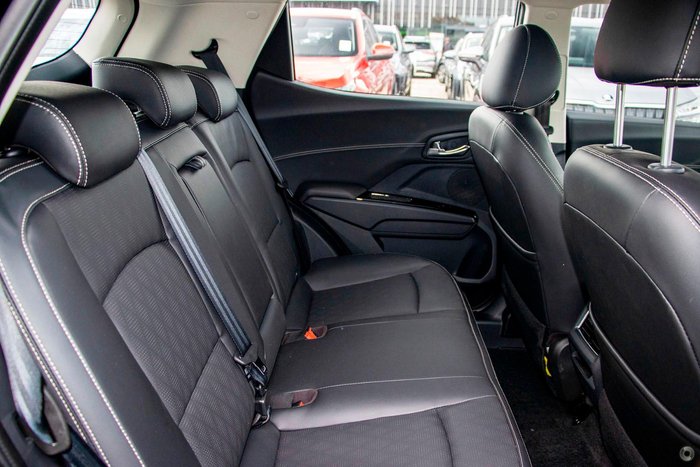 2025 Mahindra XUV3XO AX7L Stealth Black & Galvano Grey Roof