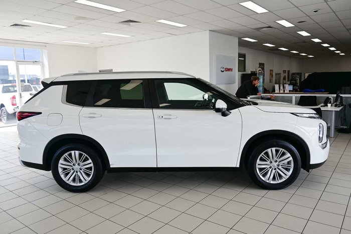 2024 Mitsubishi Outlander LS