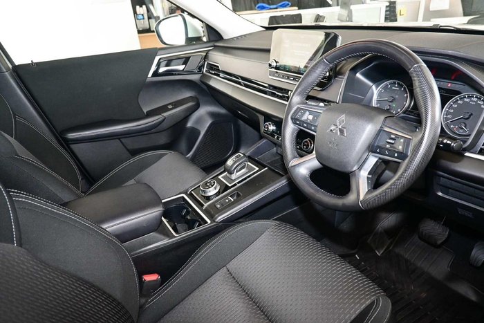 2024 Mitsubishi Outlander LS