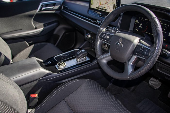 2025 Mitsubishi Outlander ES