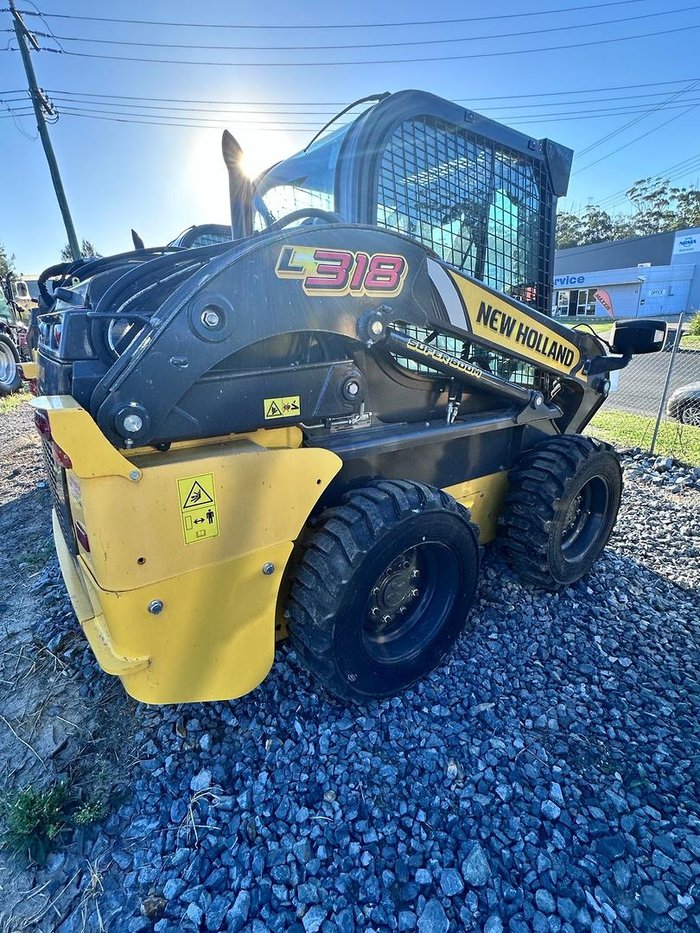 2025 New Holland L318
