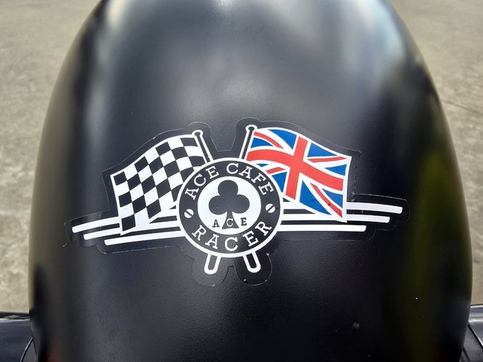 2017 Triumph THRUXTON R Black