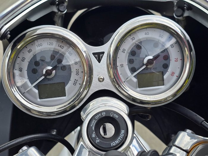 2017 Triumph THRUXTON R Black