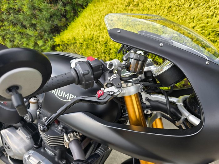 2017 Triumph THRUXTON R Black