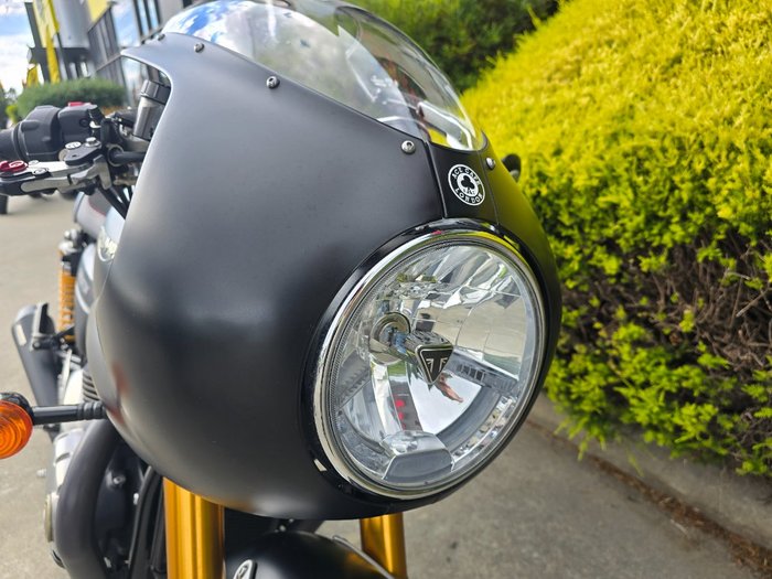 2017 Triumph THRUXTON R Black