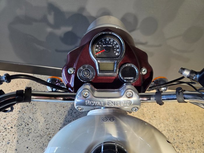 2025 Royal Enfield CLASSIC 650 RED