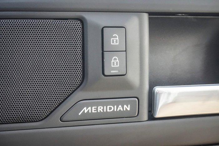 2025 Land Rover Defender 130 D350 X-Dynamic SE
