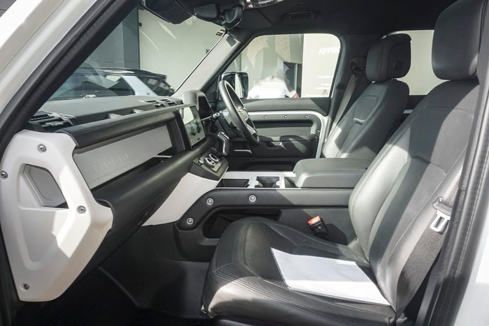 2025 Land Rover Defender 130 D350 X-Dynamic SE