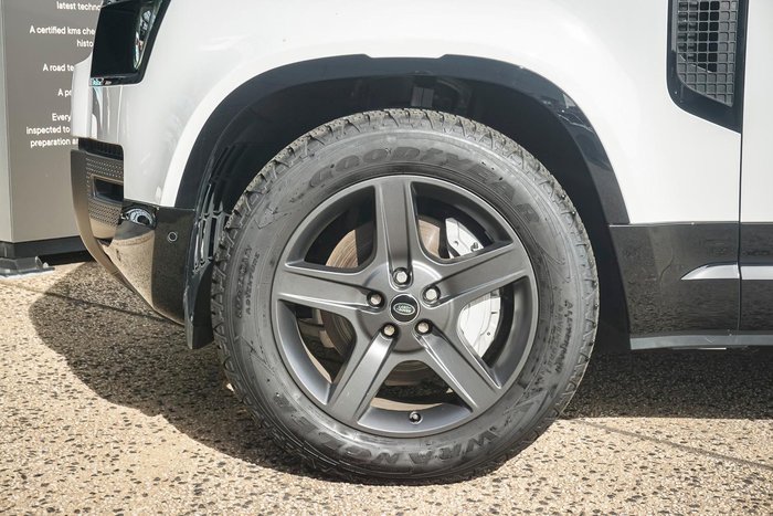 2025 Land Rover Defender 130 D350 X-Dynamic SE