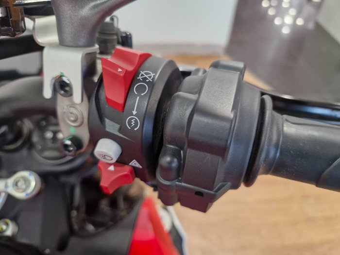 2024 Ducati STREETFIGHTER V2 RED