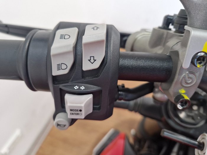 2024 Ducati STREETFIGHTER V2 RED