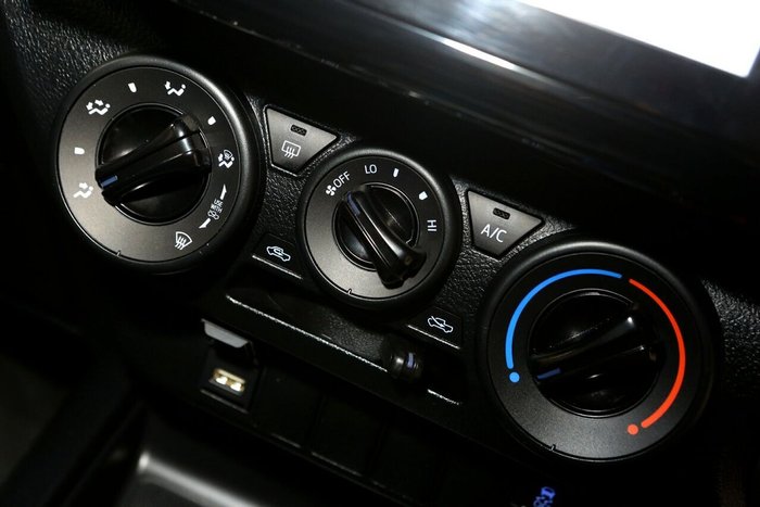 2025 Toyota Hilux SR