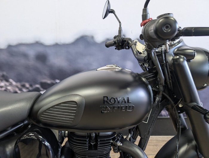 2025 ROYAL ENFIELD (SEE ALSO ENFIEL CLASSIC 350 DARK Black