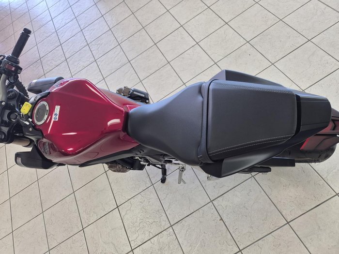 2025 Honda CB650R E-Clutch CB Red