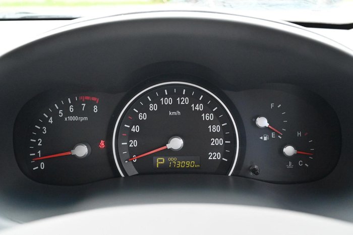 2012 Kia Grand Carnival Si VQ MY12 Clear White