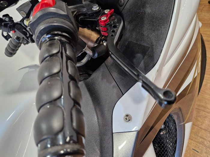 Suzuki 2013 SUZUKI 1300CC GSX1300R WHITE