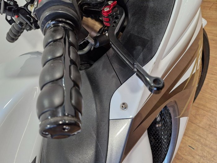 Suzuki 2013 SUZUKI 1300CC GSX1300R WHITE