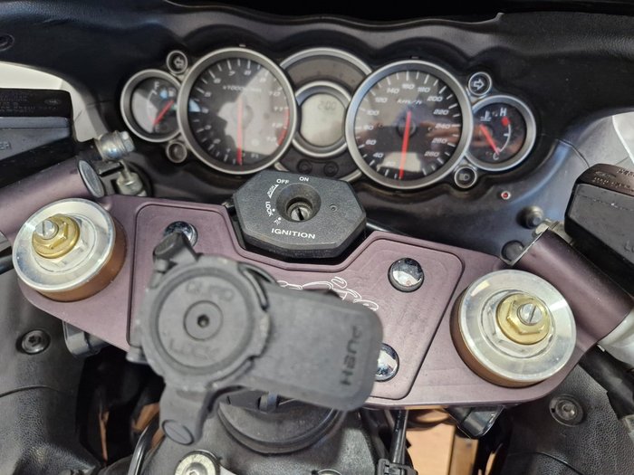 Suzuki 2013 SUZUKI 1300CC GSX1300R WHITE