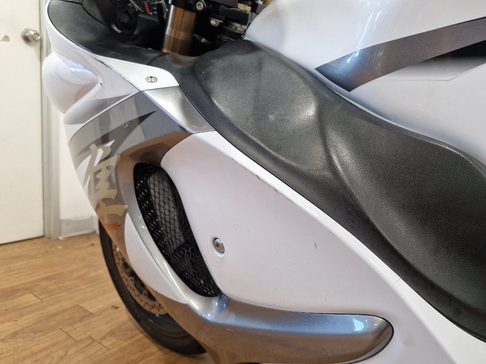 Suzuki 2013 SUZUKI 1300CC GSX1300R WHITE