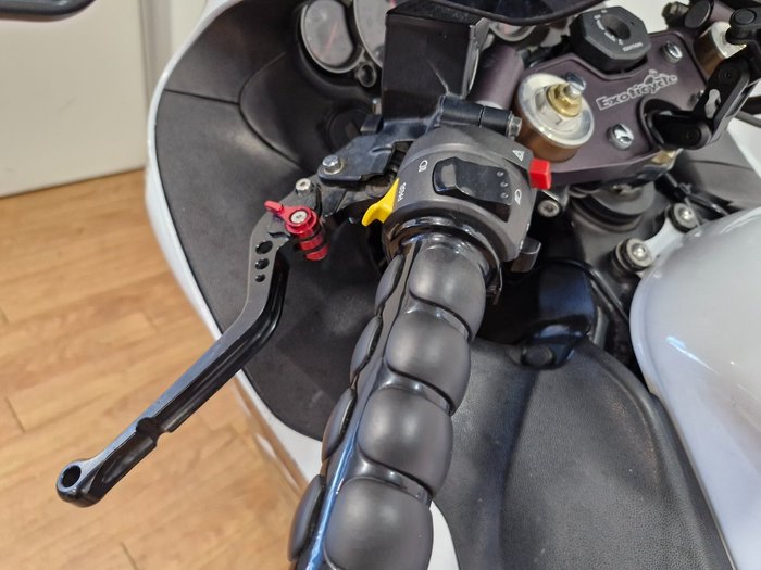 Suzuki 2013 SUZUKI 1300CC GSX1300R WHITE