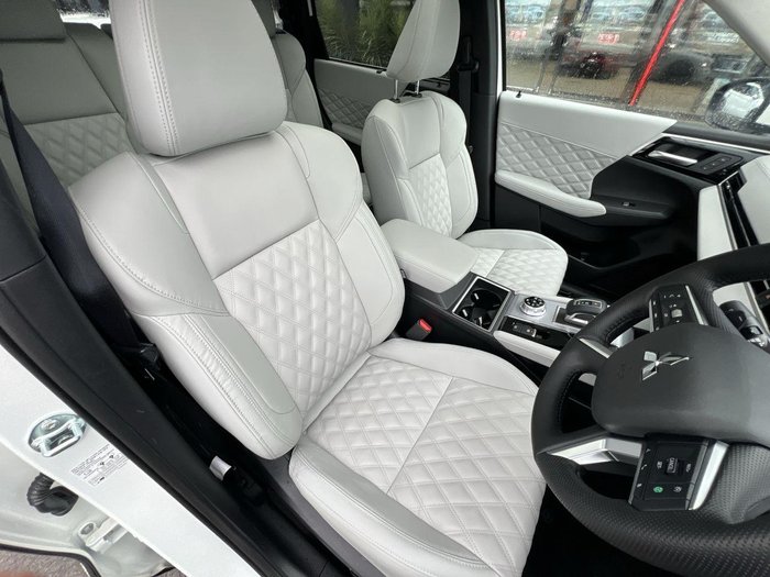 2025 Mitsubishi Outlander PHEV Exceed
