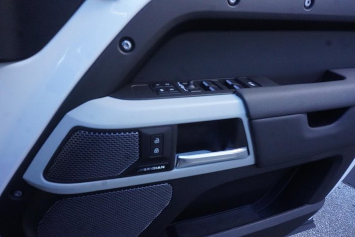 2023 Land Rover Defender 110 D300 X-Dynamic SE