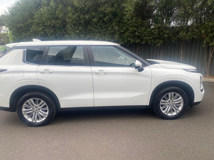 2023 Mitsubishi Outlander ES