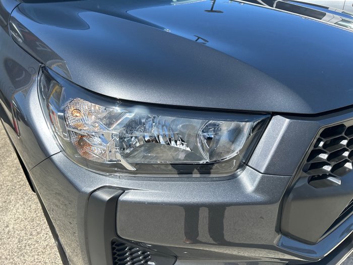 2025 Toyota HiLux SR