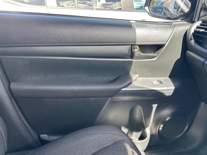 2025 Toyota HiLux SR