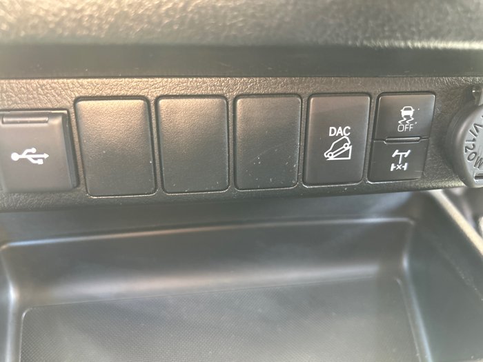 2025 Toyota HiLux SR