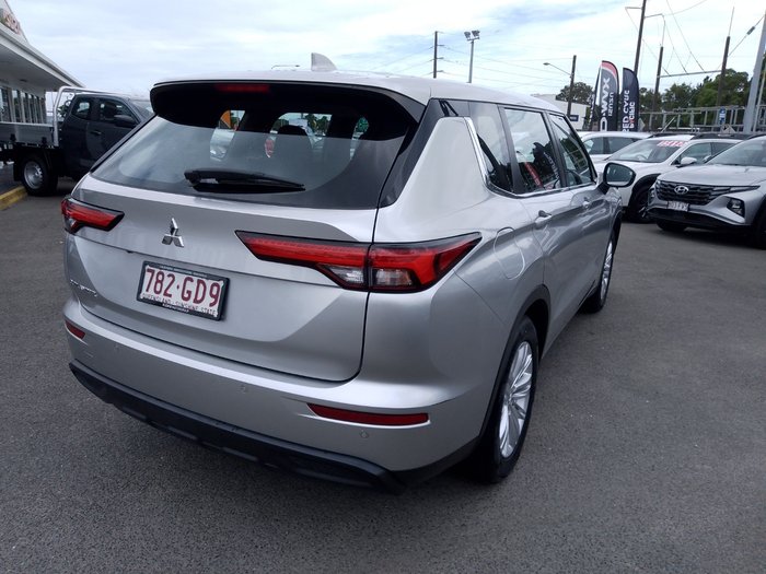 2022 Mitsubishi Outlander ES