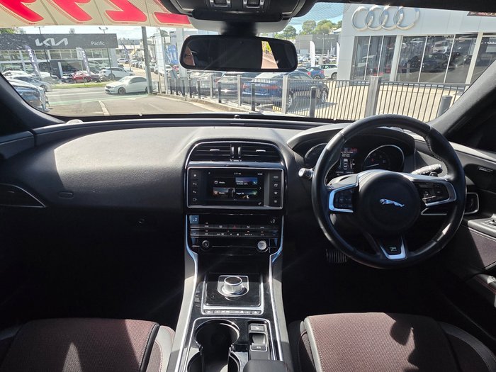 2015 Jaguar XE 25t R-Sport