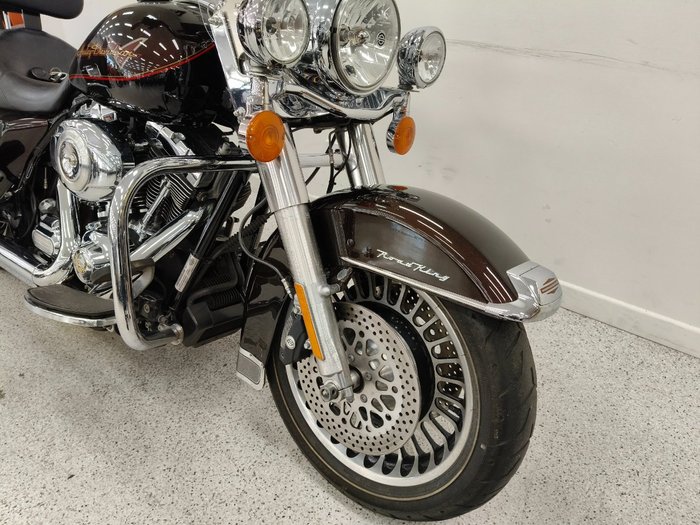2011 Harley-davidson FLHRC ROAD KING CLASSIC Maroon