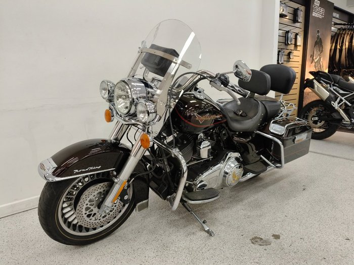 2011 Harley-davidson FLHRC ROAD KING CLASSIC Maroon