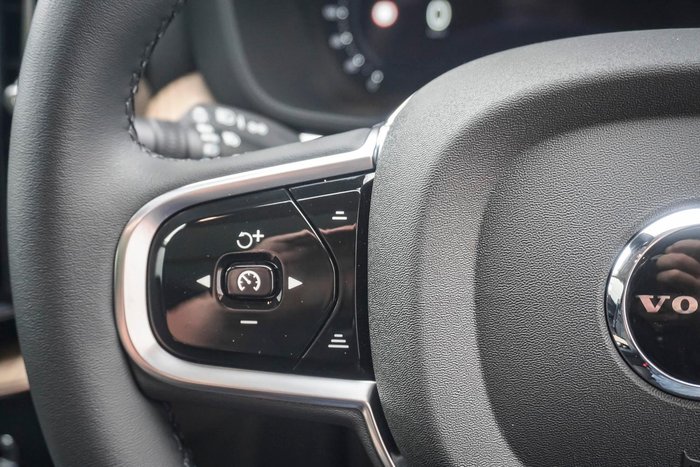 2025 Volvo XC60 Plus B5 Bright
