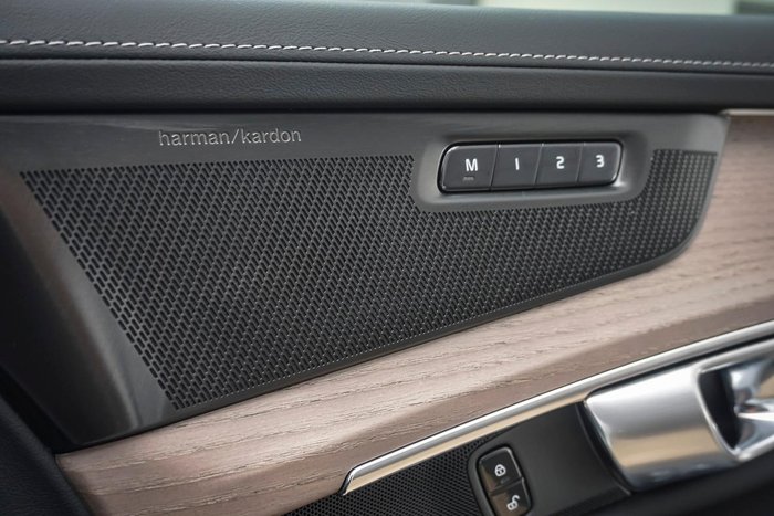 2025 Volvo XC90 Plus B5 Bright